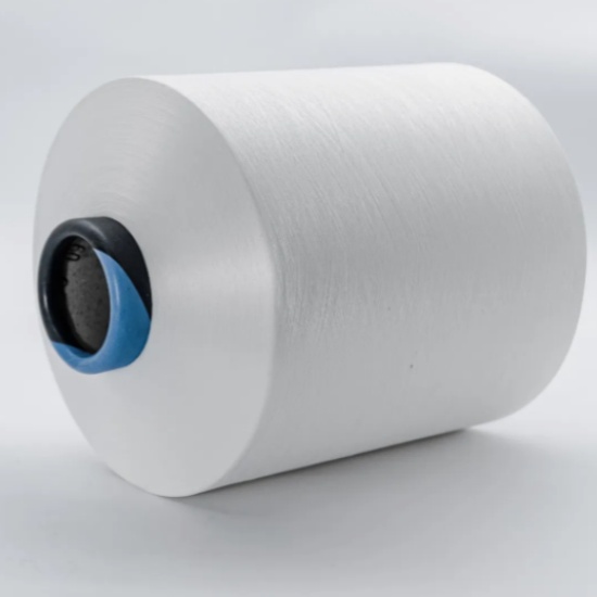 Pamuk benzeri polyester elastik iplik, örgü veya dokuma için, mat ham beyaz.